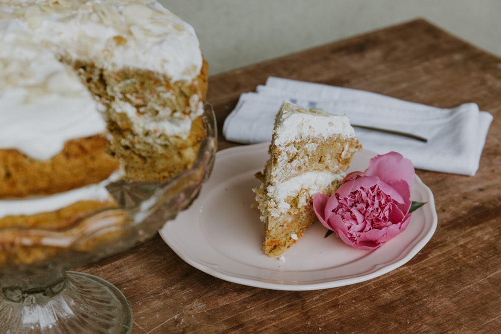 Pastel de vainilla con rosa en platillo