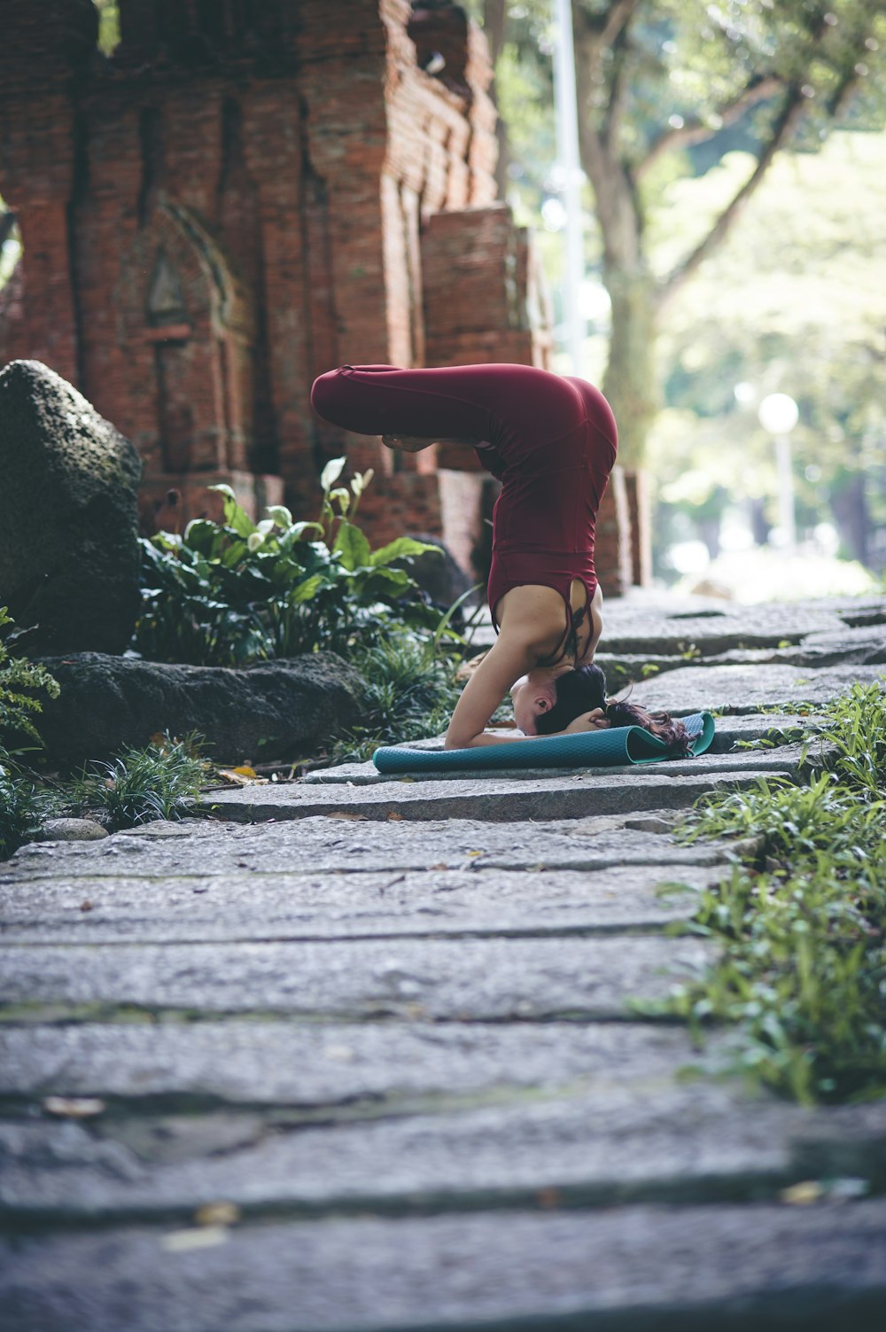 mujer haciendo postura de yoga al aire libre