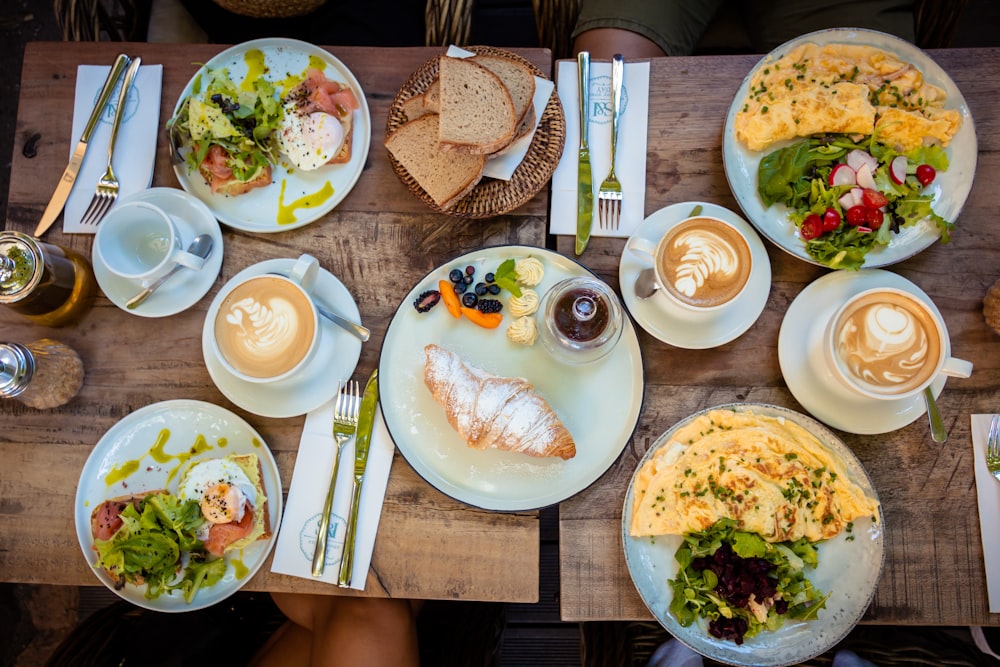 legumes e carnes e com pratos de pão