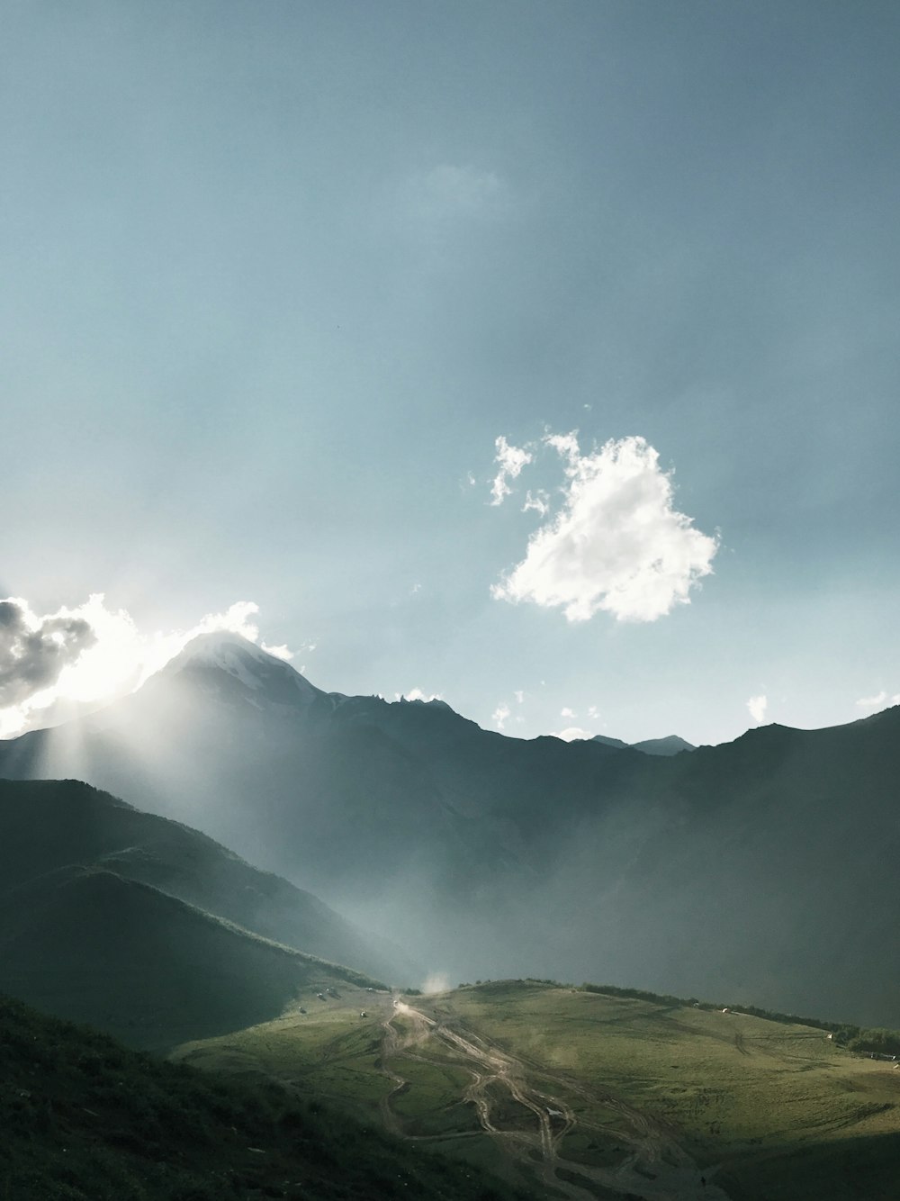 Berg unter strahlend blauem Himmel