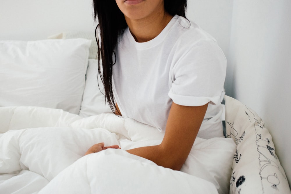 mujer sentada en la cama