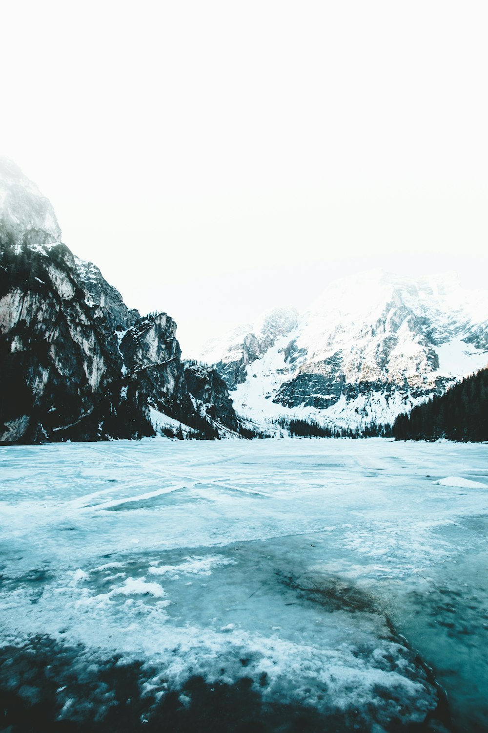 Berge mit Schnee auf dem Gipfel unter weißem Himmel