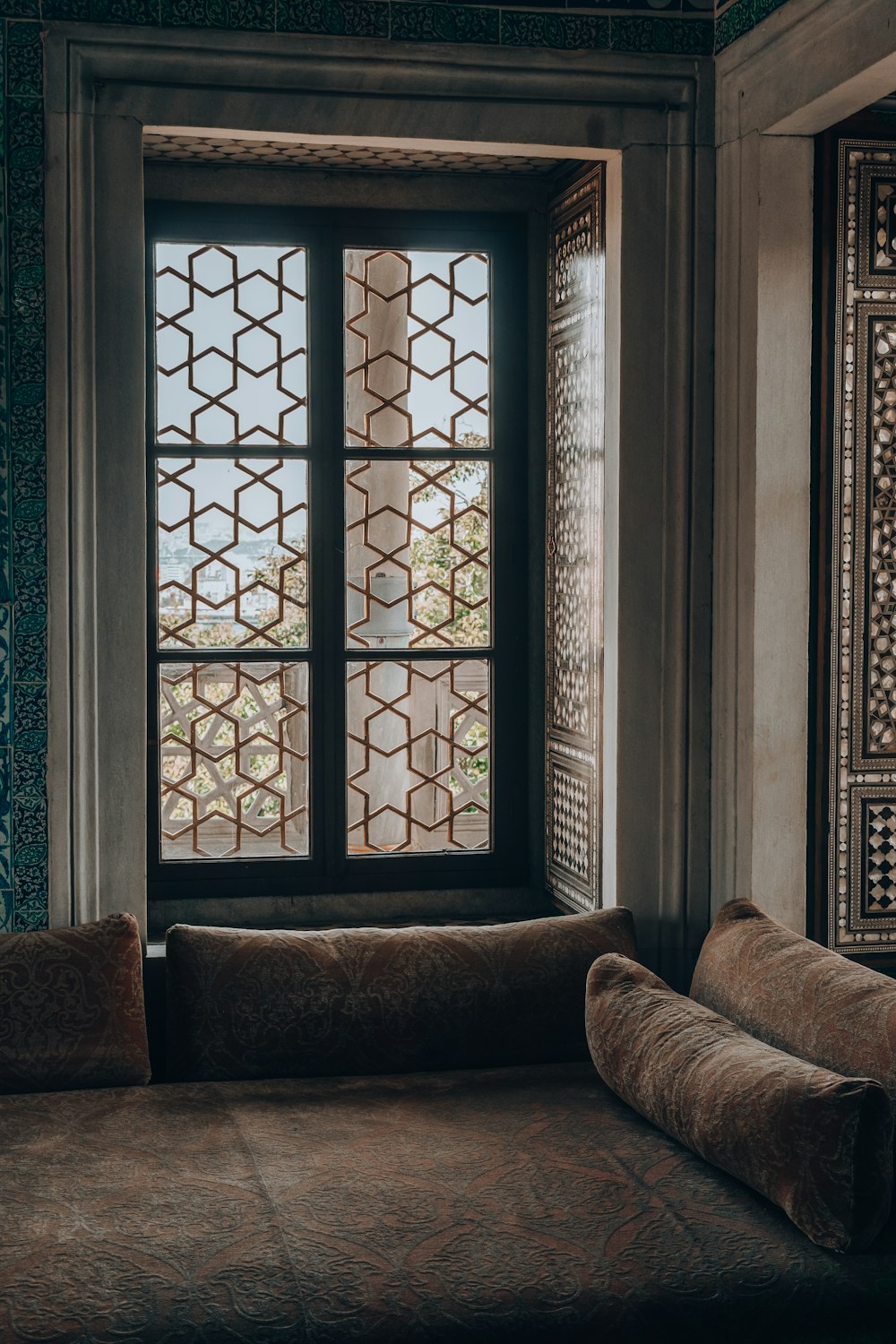 Ventana cerrada y pared pintada de beige