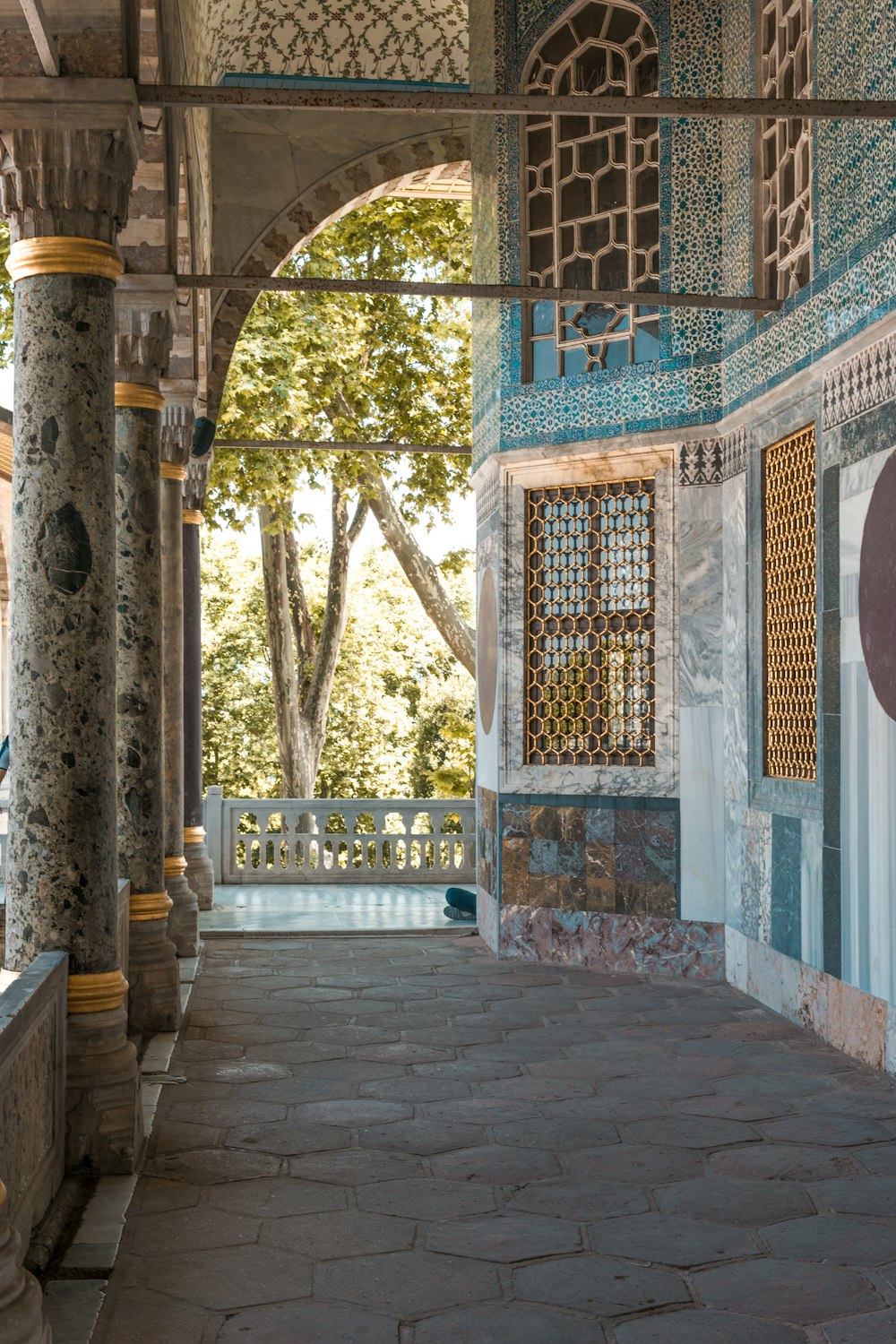 Casa de concreto azul, cinza e amarelo perto de árvores