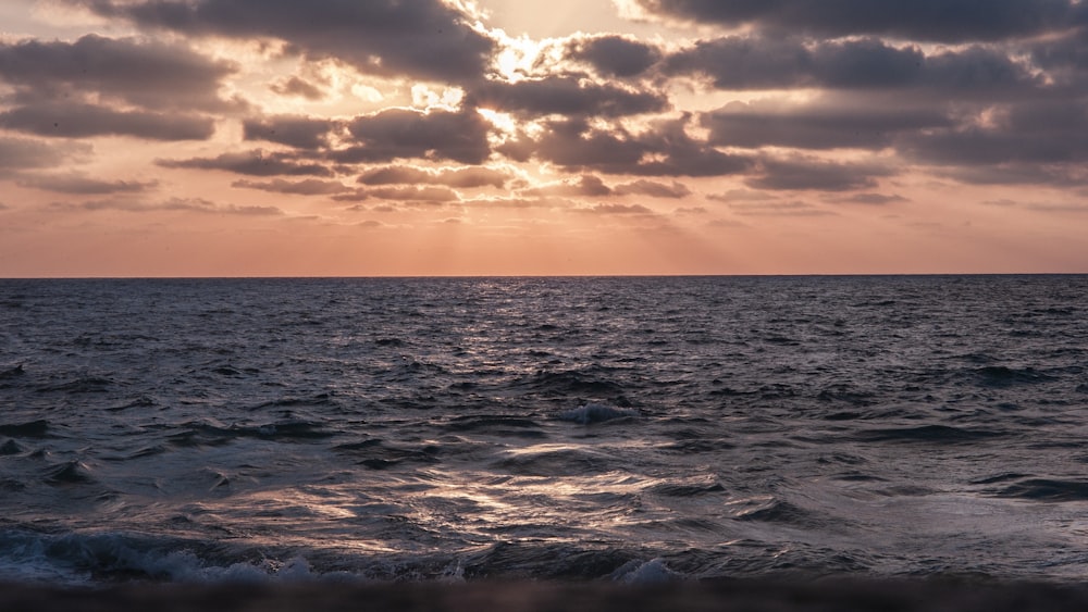 specchio d'acqua sotto cielo nuvoloso