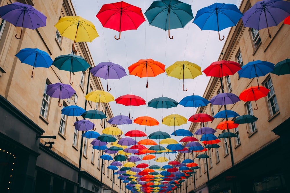 lote de guarda-chuva flutuante de cores variadas perto do edifício