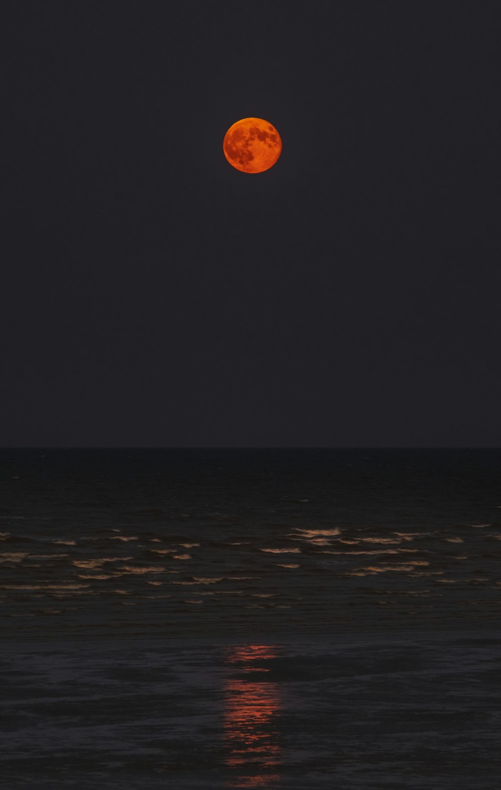 plan d’eau pendant la pleine lune