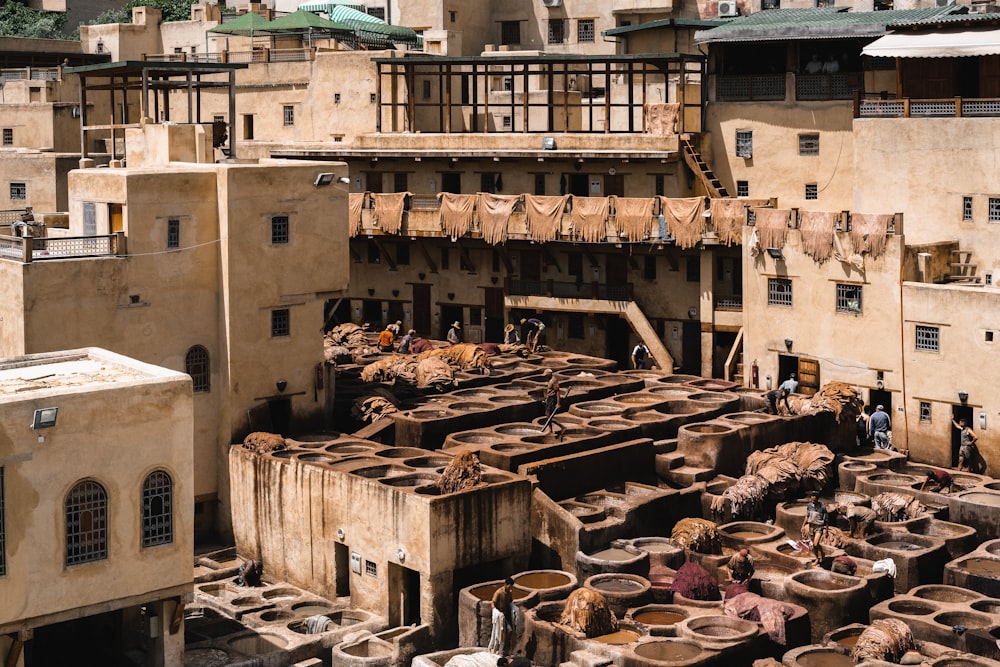 Bâtiments en béton beige pendant la journée