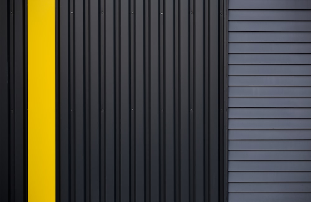 eine schwarz-gelbe Tür mit einem gelben Streifen