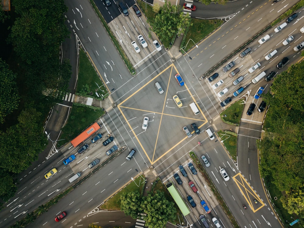 fotografía de ángulo bajo de veh ículos que pasan por la carretera durante el día