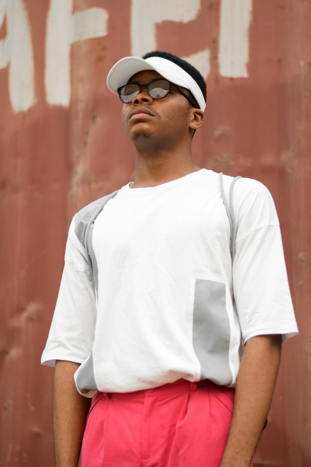 Hombre con gorra de visera y camisa blanca