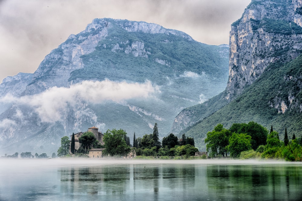 lago a través de la montaña y los árboles