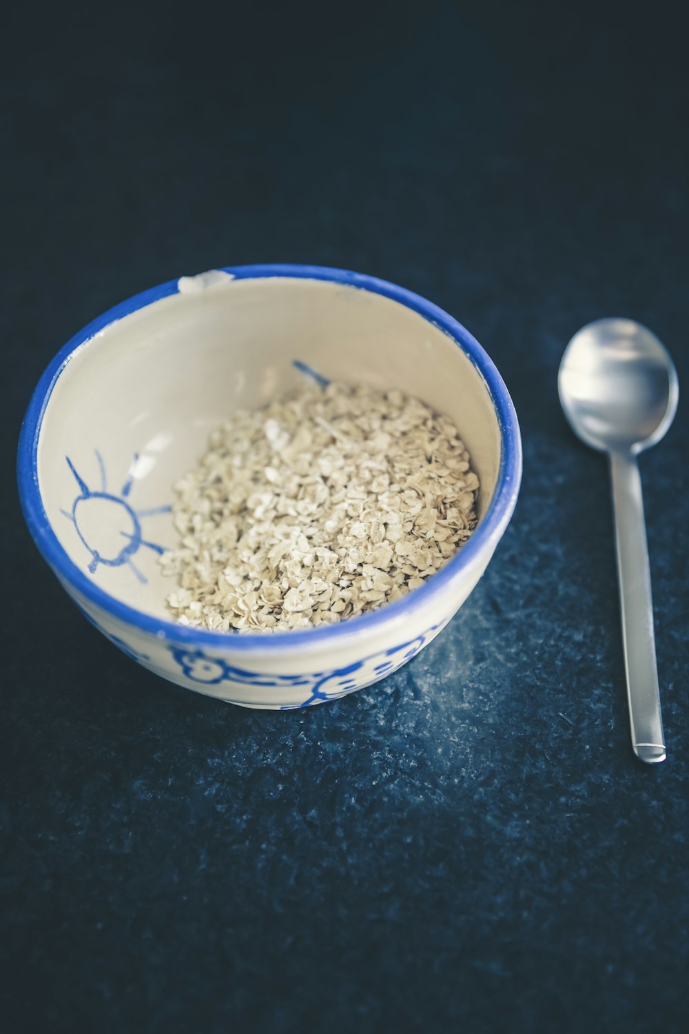 Cereales en cuenco de cerámica azul y blanco