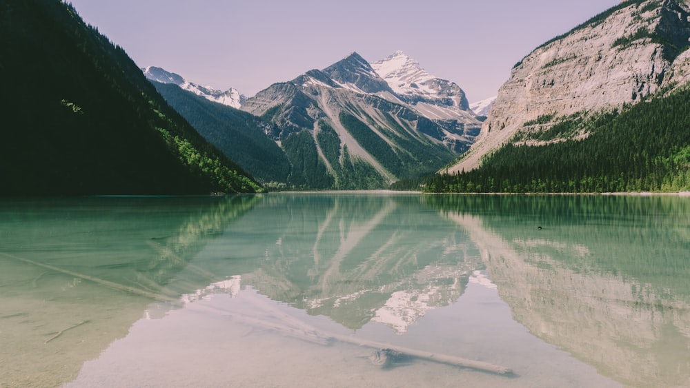 fotografia di paesaggio dello specchio d'acqua vicino alle montagne