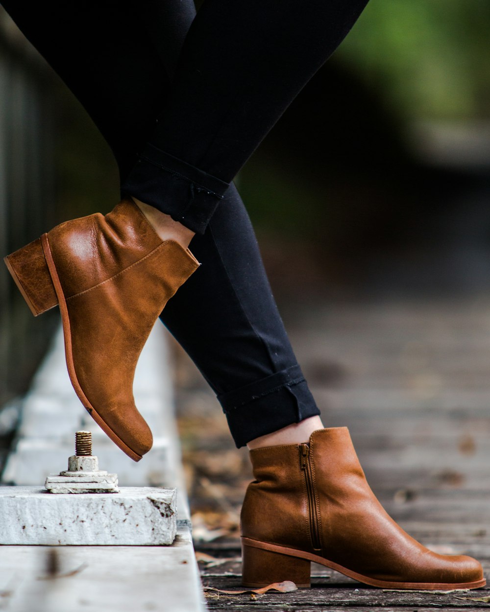 Person, die ein Paar braune Lederschuhe trägt