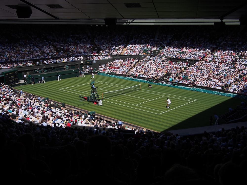 deux personnes jouant au tennis