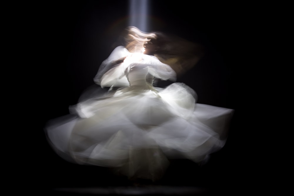 タイムラプス写真で踊る女性