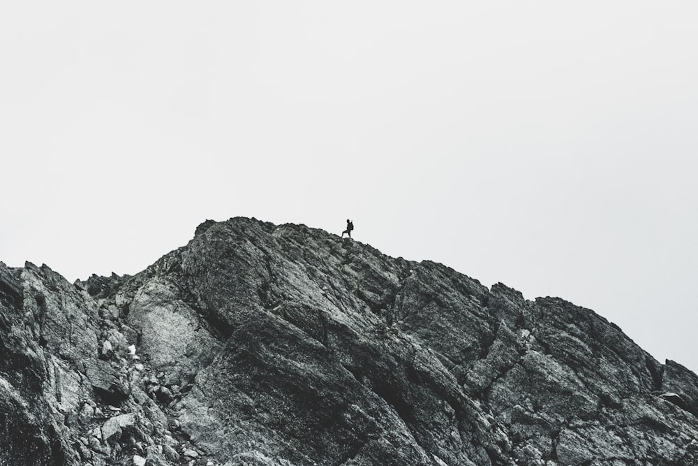 Persona che cammina sulla montagna rocciosa