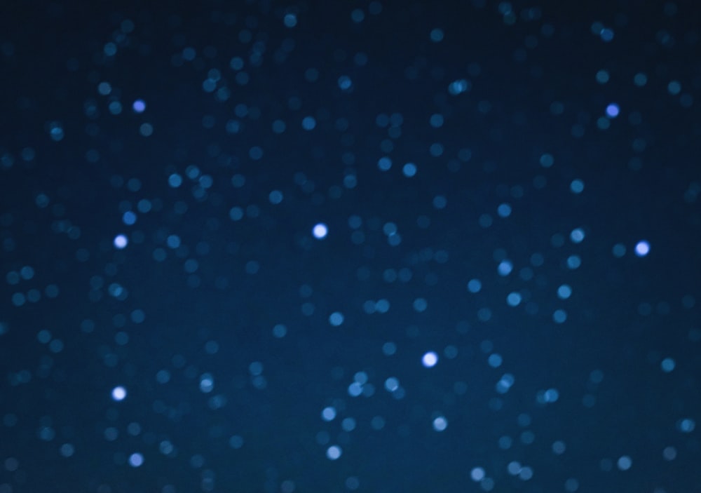 Una foto borrosa de un cielo nocturno con estrellas