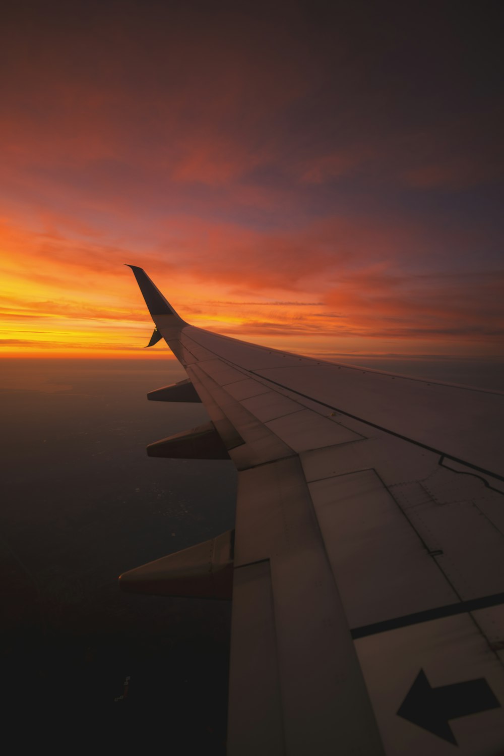 Fotografie aus der Vogelperspektive des Flugzeugflügels