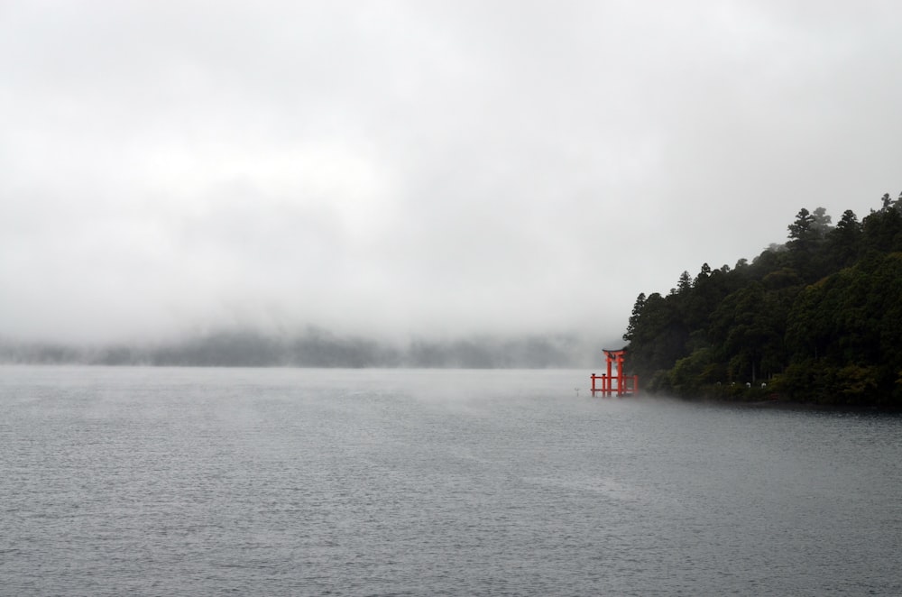 Gewässer neben der Insel