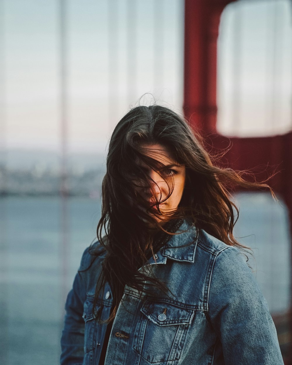 Foto einer Frau in blauer Jeans-Westernjacke