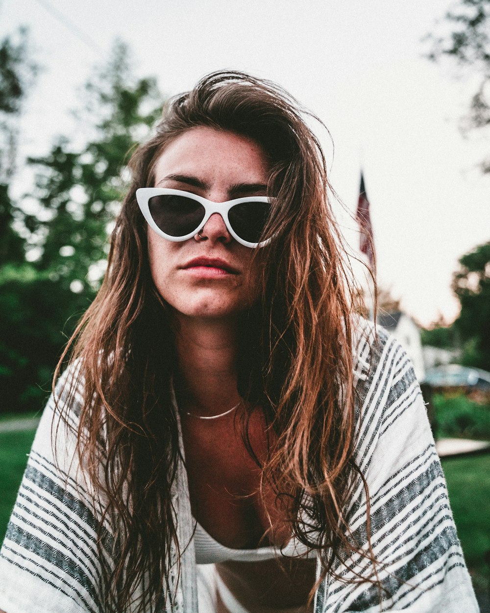 Foto gafas de sol de mujer con lentes negros y blanco Imagen Traje de gratis en Unsplash