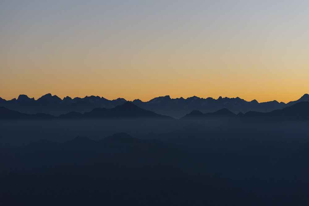 霧のある風景写真の山々