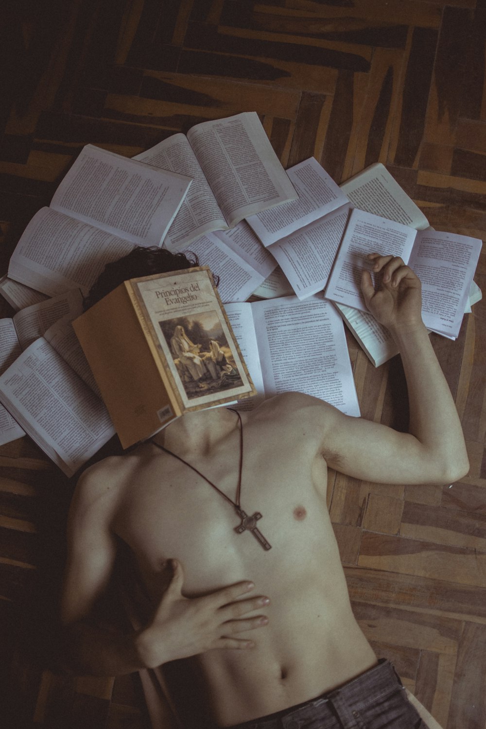 펼쳐진 책 펼쳐진 책 위에 누워 있는 사람의 얼굴