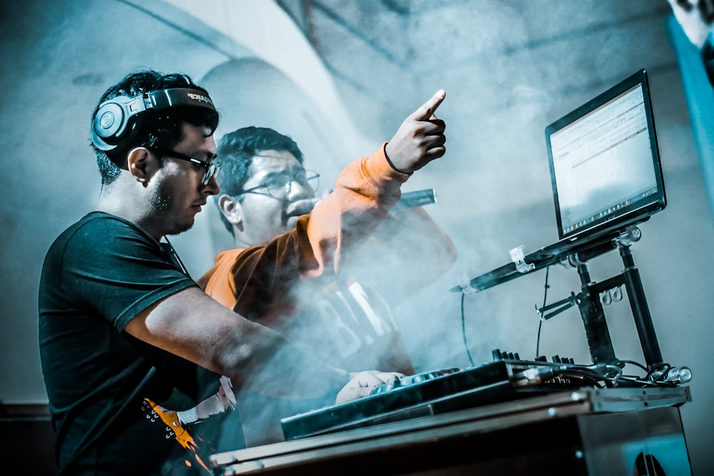 homem controlando controlador de DJ ao lado do homem com microfone