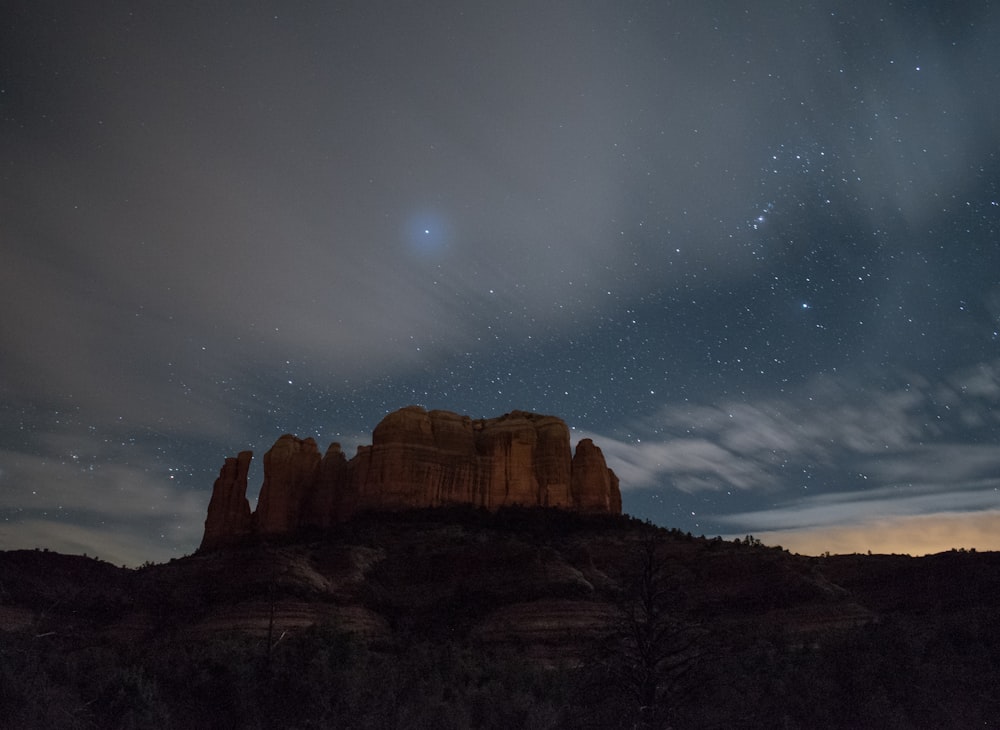 fotografia di paesaggio del canyon marrone sotto la notte stellata
