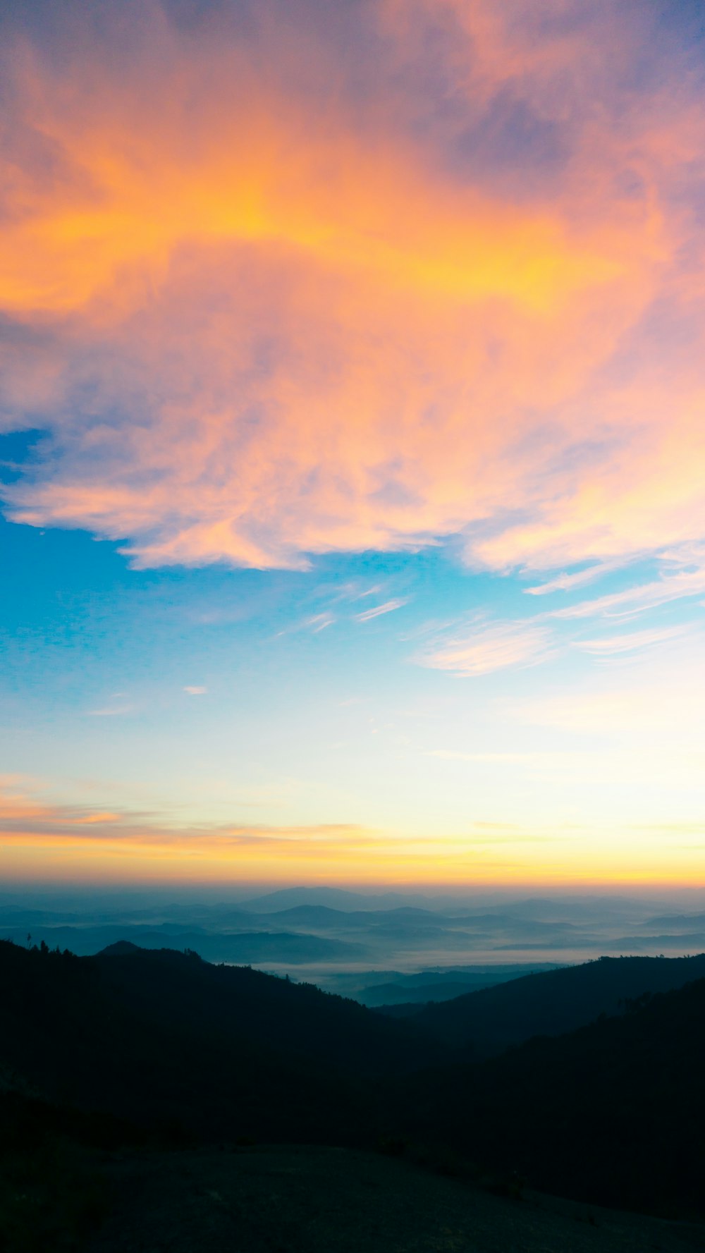 silhouette de montagnes sous ciel bleu