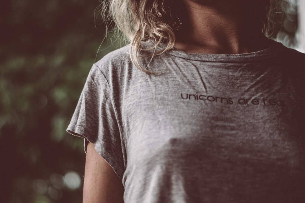 woman wearing gray crew-neck shirt