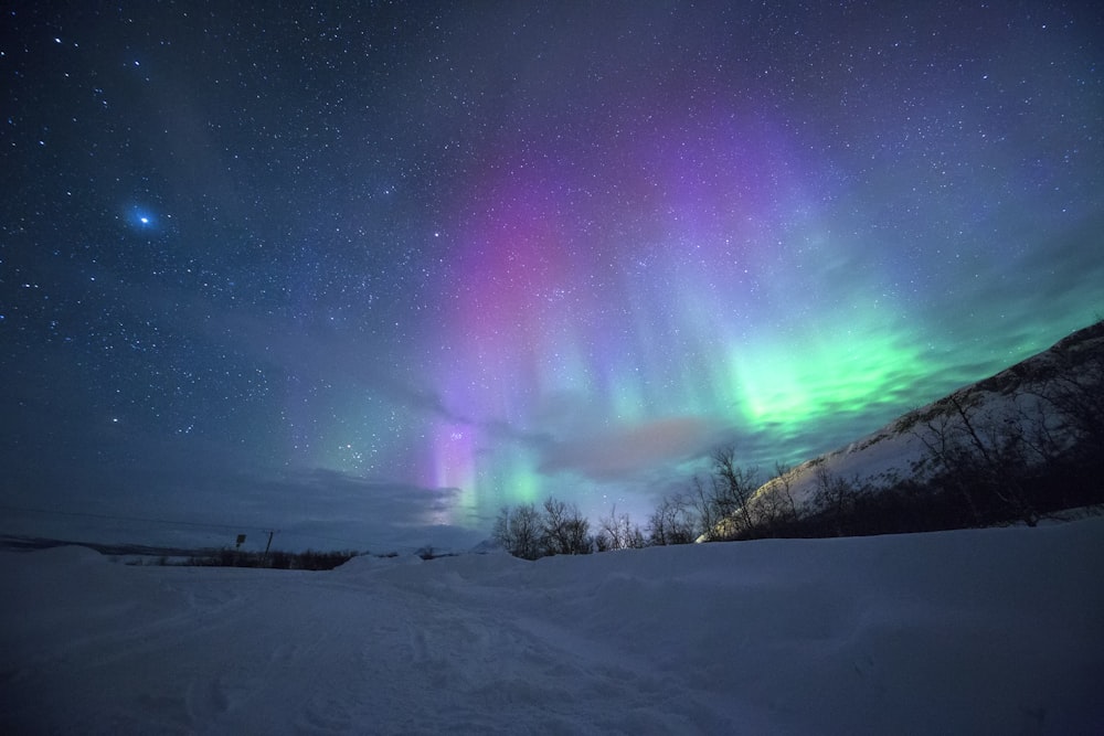 Aurora boreal sobre Mountian coberto de neve