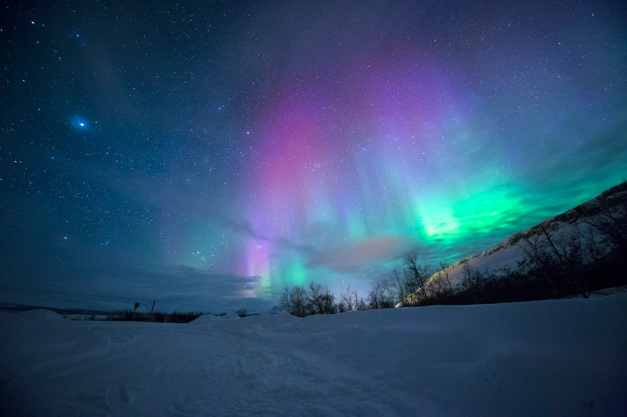 Increíble exhibición de luces de la Madre Naturaleza, muy humilde y asombrada de capturar una aurora multicolor en Tromso, Noruega.