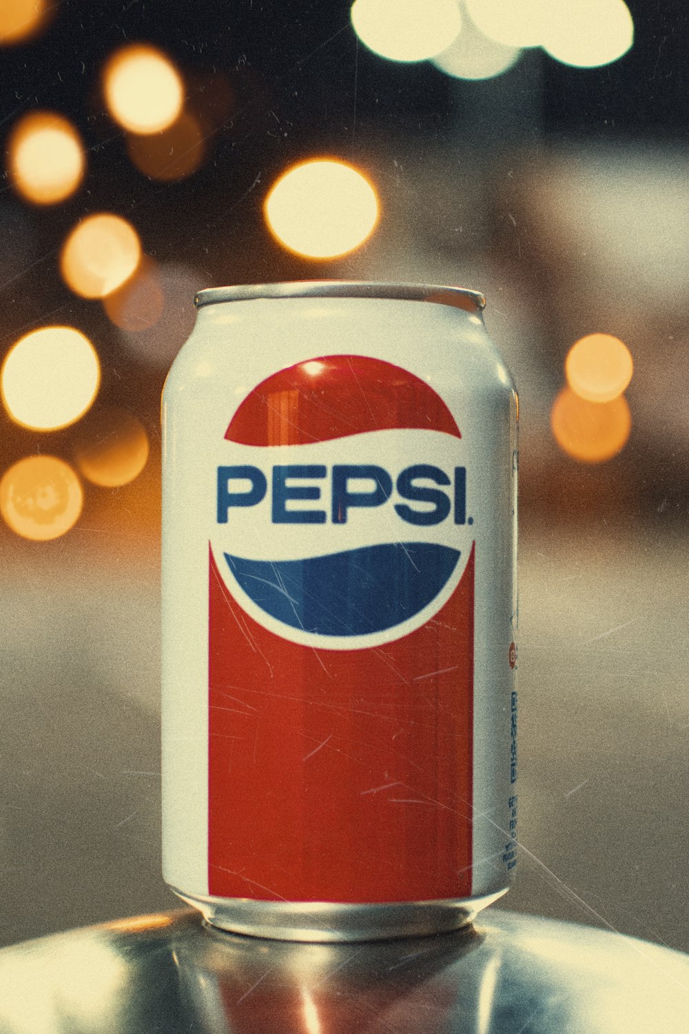 Lattina di Pepsi su superficie grigia