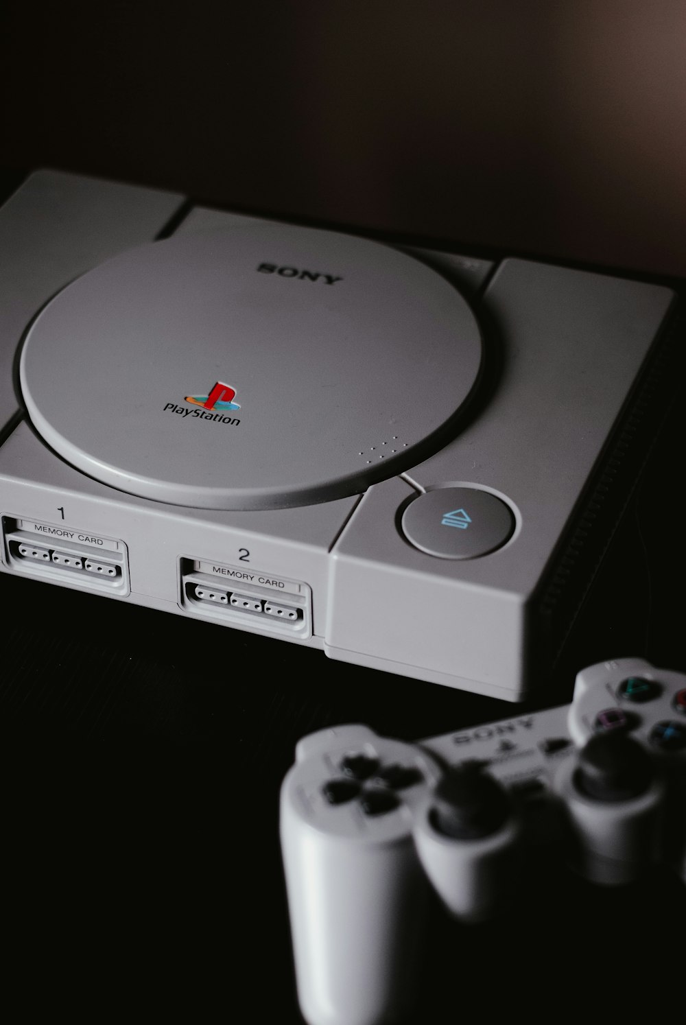 Foto der geschlossenen Sony PS1 mit DualShock 1