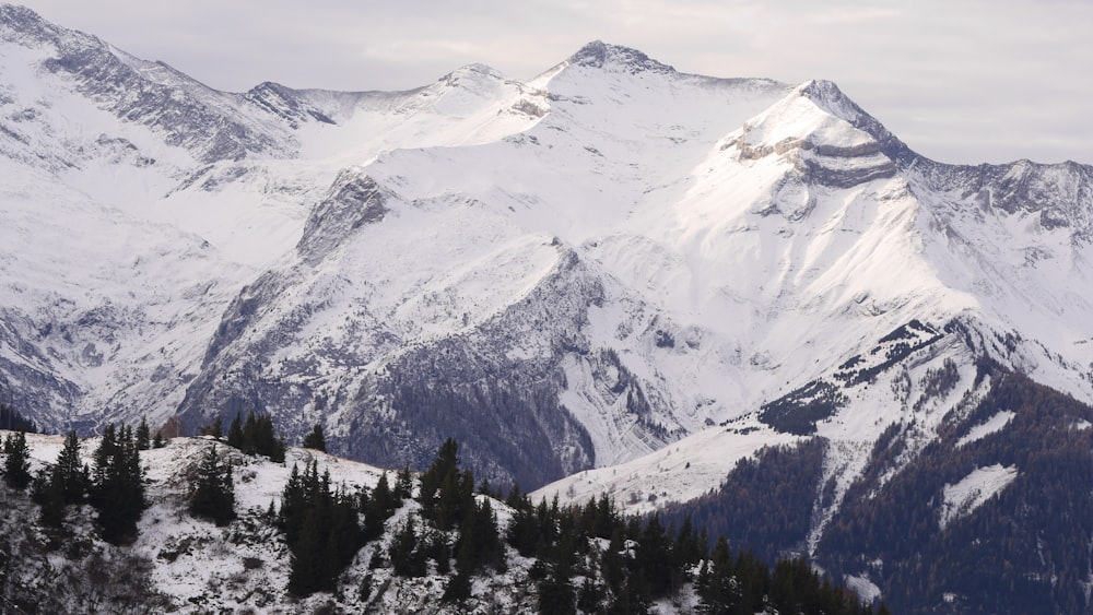 photo en plongée d’une montagne recouverte de neige