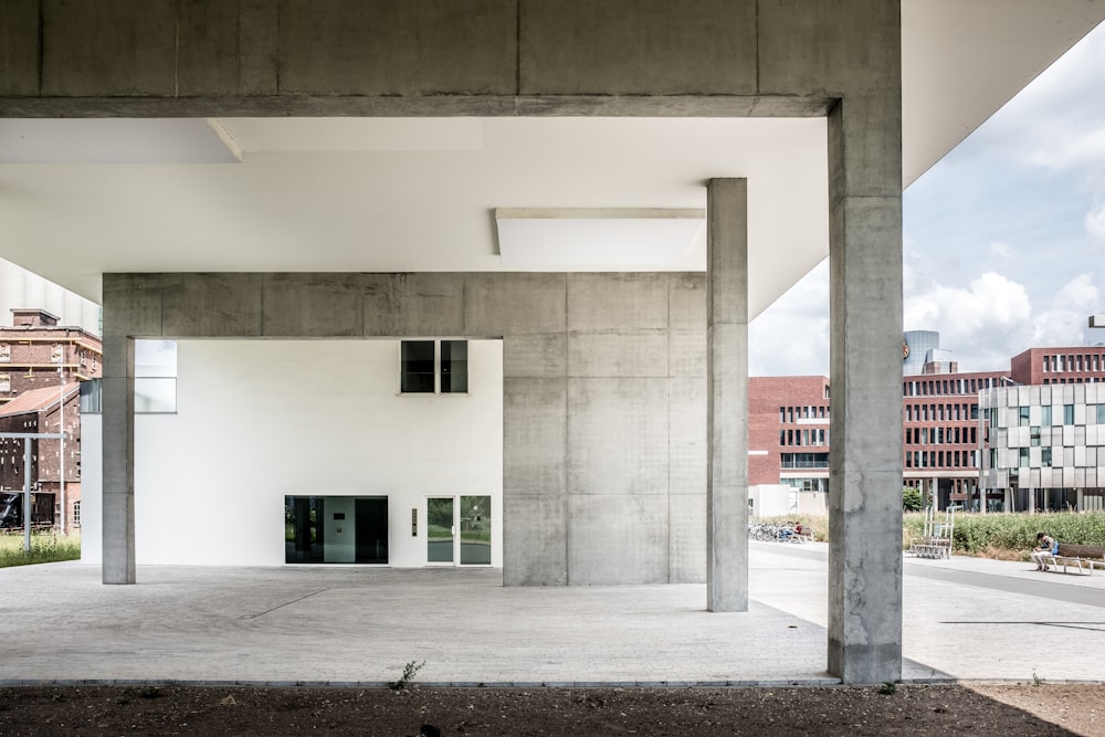 edifício de concreto branco e marrom