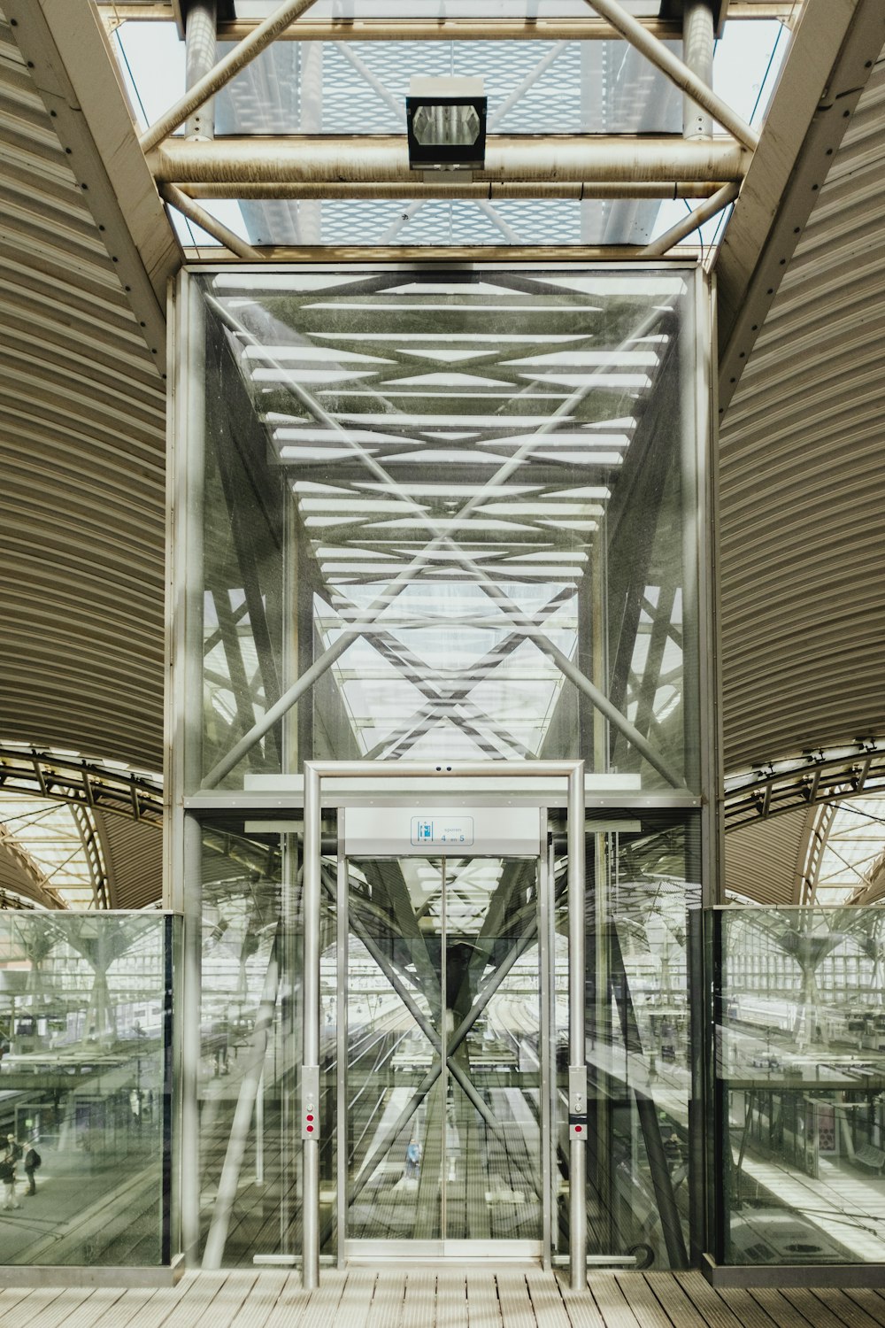 Edifício de metal cinzento com paredes de vidro