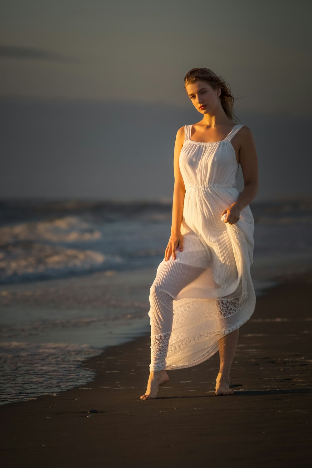 Mujer caminando junto al cuerpo de agua