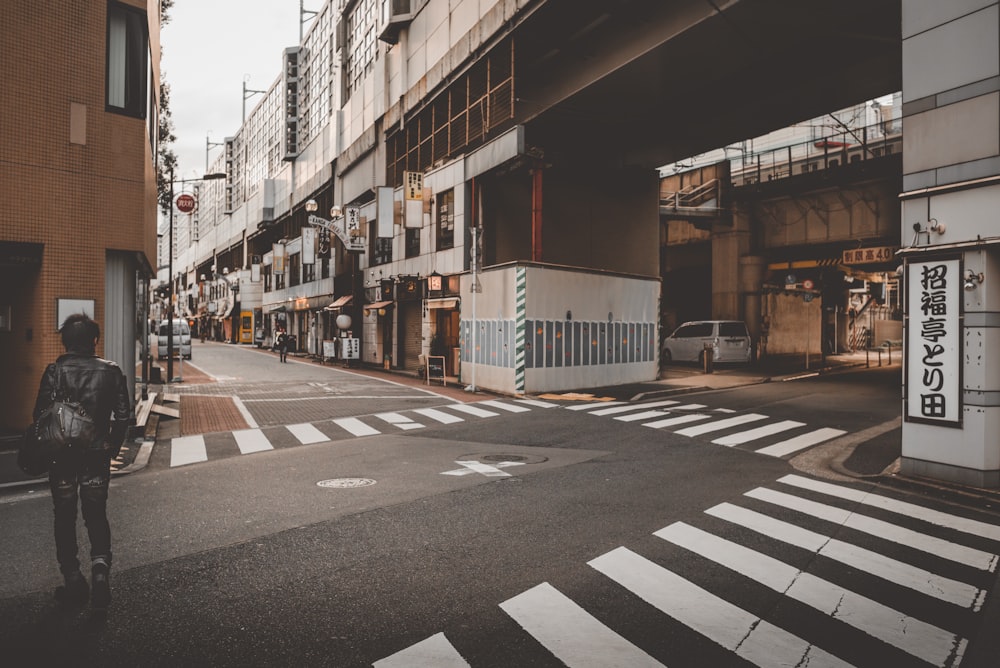 homme traversant la rue