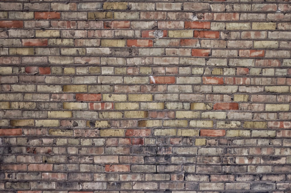 pared de ladrillo marrón