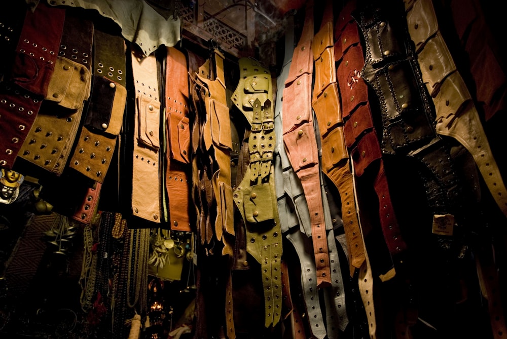 lote de cinturones de cuero de colores variados que se exhibe