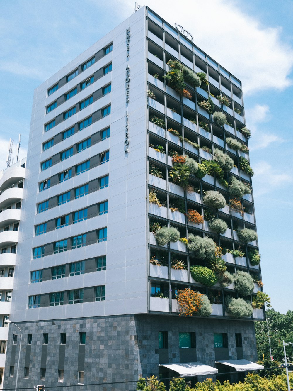 Fotografía de vista de gusano de un edificio de hormigón blanco