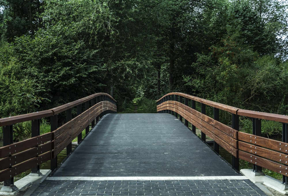 Pont brun et noir près des arbres