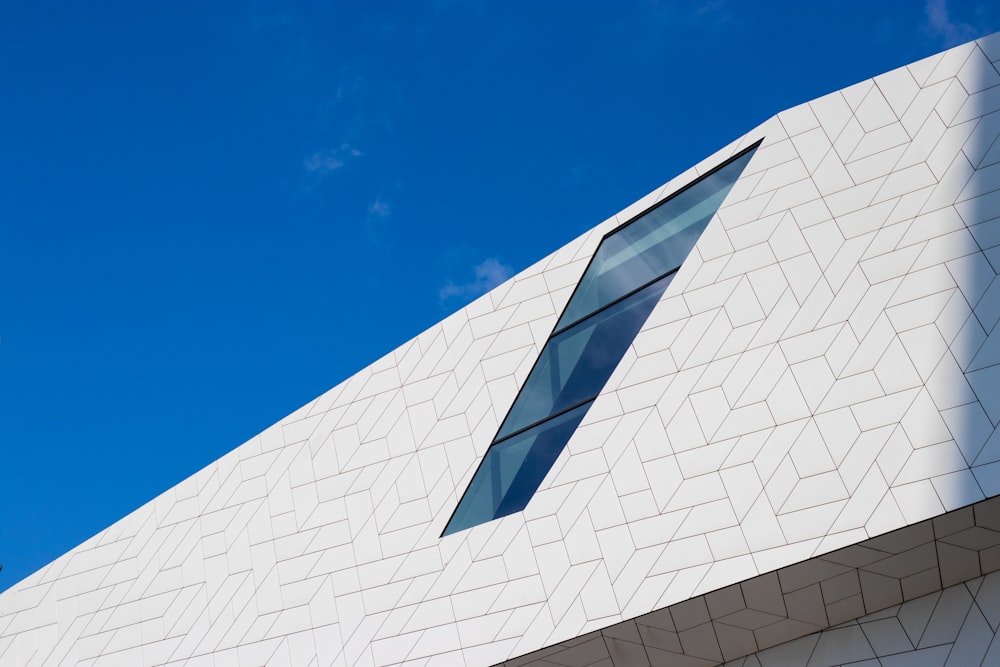 Weißes Betongebäude unter blauem Himmel