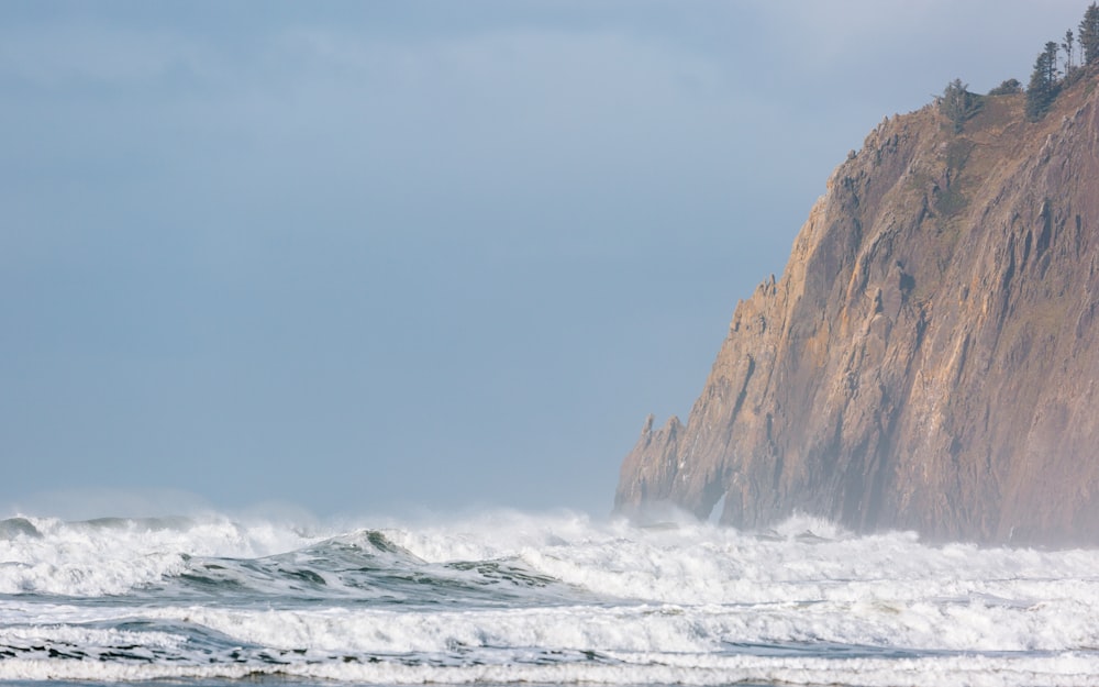 ocean waves at daytime