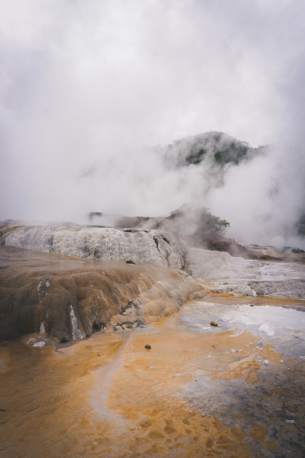 Foto di montagne con fumi bianchi durante il giorno