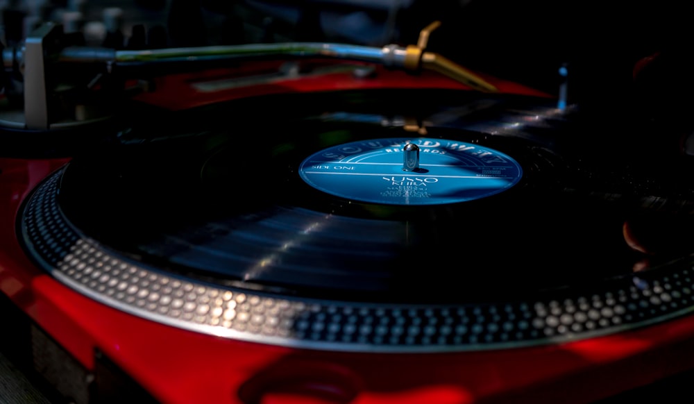 closeup photography of black and red turntable